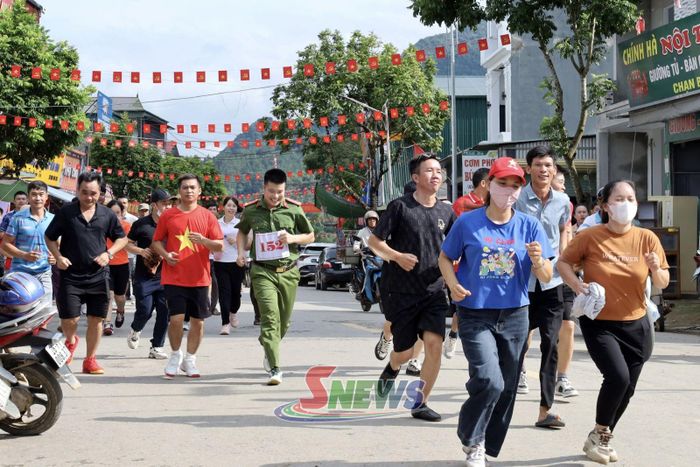 Các VĐV tham gia Giải chạy "Mường Giôn xanh".
