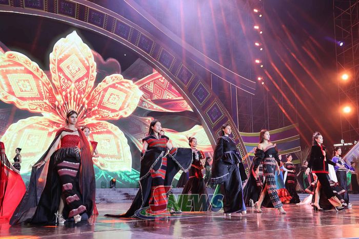 Màn trình diễn thời trang thổ cẩm.