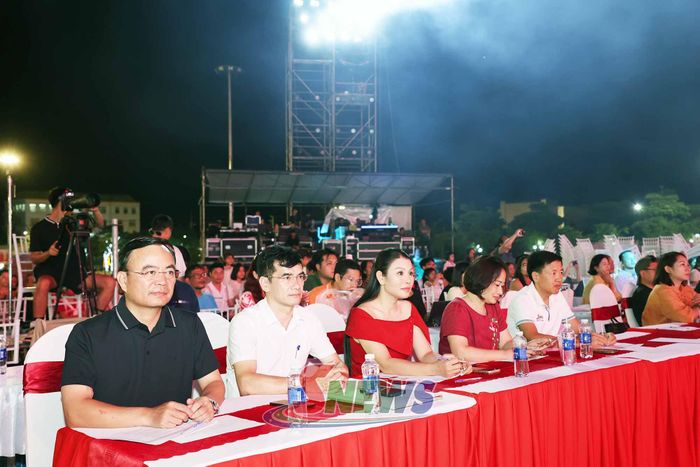 Các đại biểu dự chương trình tổng duyệt.