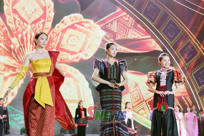 Đêm hội có các phần trình diễn thời trang lấy cảm hứng từ thổ cẩm dân tộc.