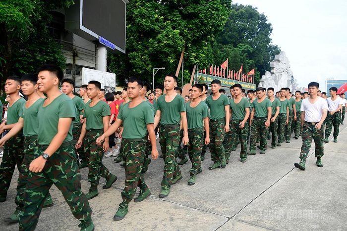 Đông đảo cán bộ, chiến sĩ tham gia đi bộ, hưởng ứng chương trình.