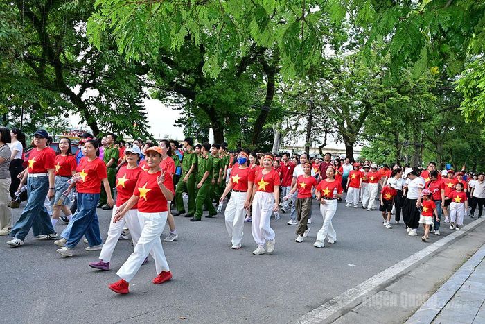 Các đại biểu tham gia đi bộ.