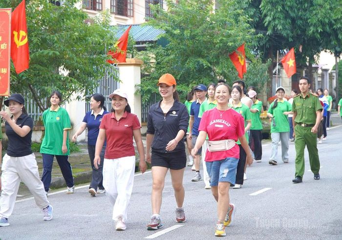 Cán bộ và Nhân dân xã Mèo Vạc hưởng ứng Chương trình đi bộ “Cùng Việt Nam tiến bước”.