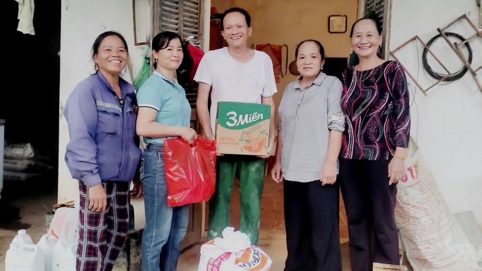 Chi bộ La Đành (Đảng bộ xã Đồng Hỷ) luôn quan tâm động viên, tặng quà các gia đình có hoàn cảnh khó khăn.