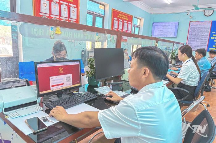 Cán bộ Trung tâm Phục vụ hành chính công xã Dân Tiến tiếp nhận, xử lý hồ sơ trên môi trường điện tử, góp phần nâng cao chất lượng phục vụ người dân.