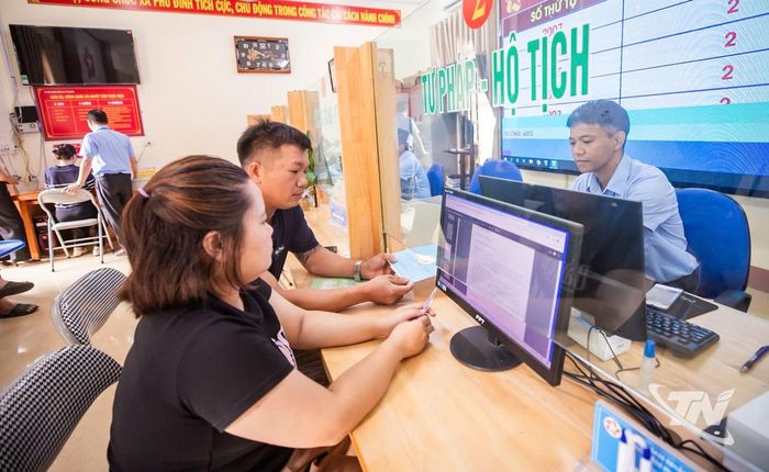 Cán bộ Trung tâm Phục vụ hành chính công xã Phú Đình hướng dẫn người dân thực hiện thủ tục hành chính trên môi trường điện tử.