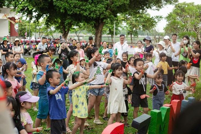  Trẻ thích thú tham gia trải nghiệm Ngày hội sắc màu trong ngày hè. Ảnh: NVCC
