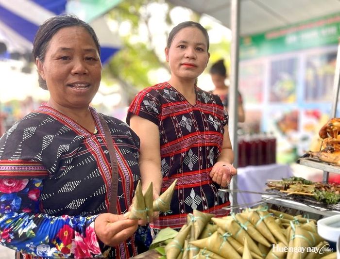Nông dân xã A Lưới 5 giới thiệu bánh Aquat tại phiên chợ.