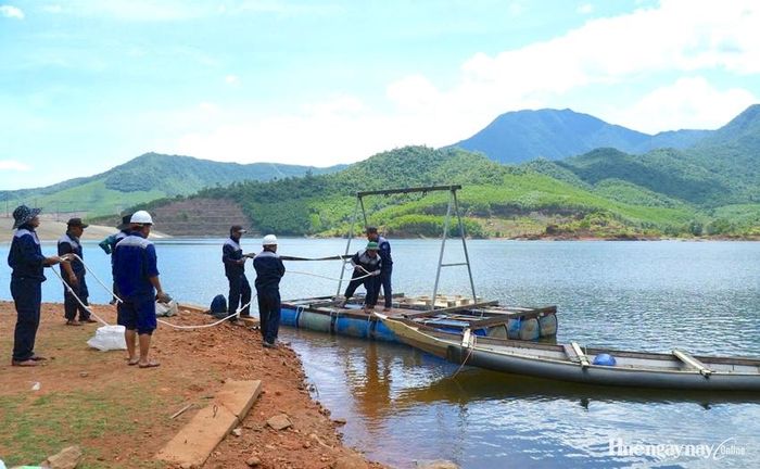  Cán bộ, kỹ sư, công nhân HueWACO khẩn trương thi công, lấy nguồn nước ở hồ Thủy Yên.