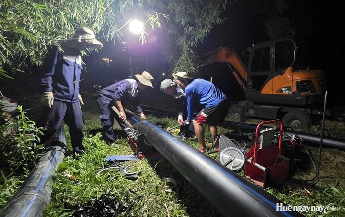 Thi công cả ngày lẫn đêm, cán bộ, kỹ sư, công nhân HueWACO khẩn trương hoàn thành Trạm xử lý nước cơ động Thủy Yên 