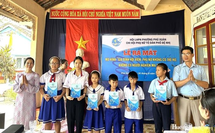 Tặng quà cho học sinh khó khăn tại phường Phú Xuân.