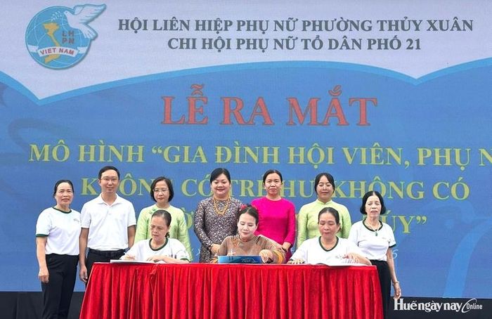 Thành viên câu lạc bộ kí cam kết.