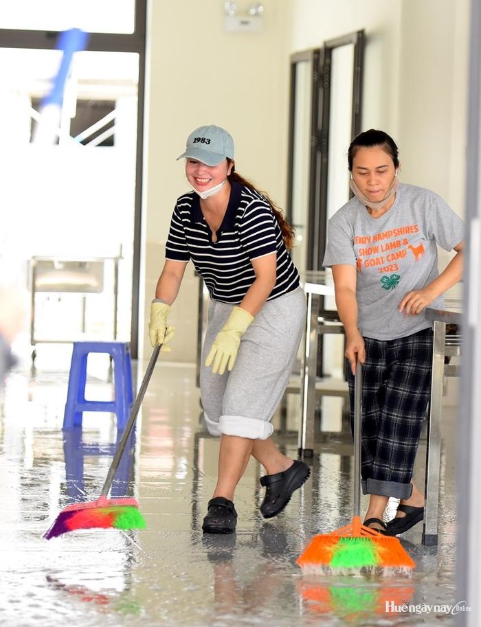 Nụ cười vui vẻ của các cô giáo vì sắp được đón học sinh vào học và lưu trú tại ngôi trường khang trang, đầy đủ tiện nghi.