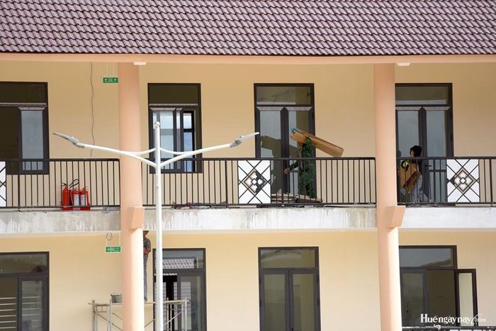 Các chiến sĩ tham gia hỗ trợ, vận chuyển các trang thiết bị đến các phòng học.