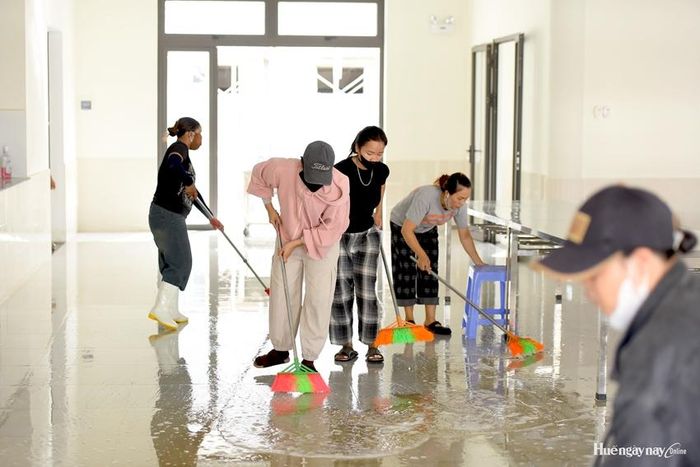 Vệ sinh khu vực nhà ăn của trường