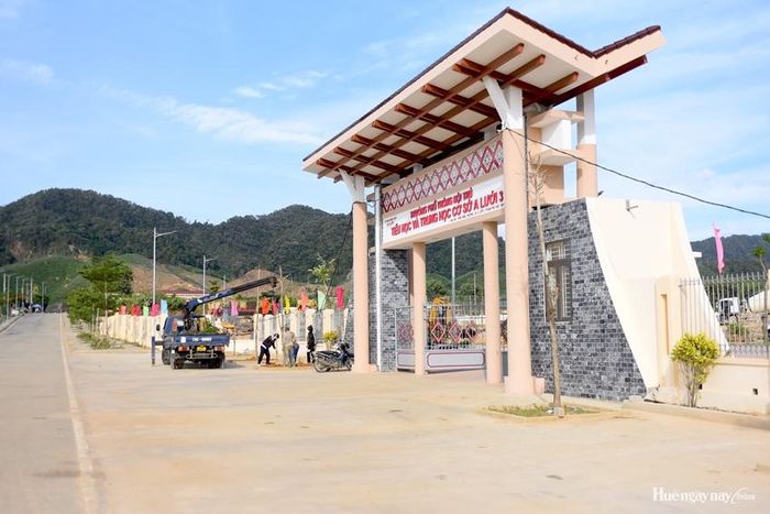 Trồng thêm cây xanh ở trước cổng trường
