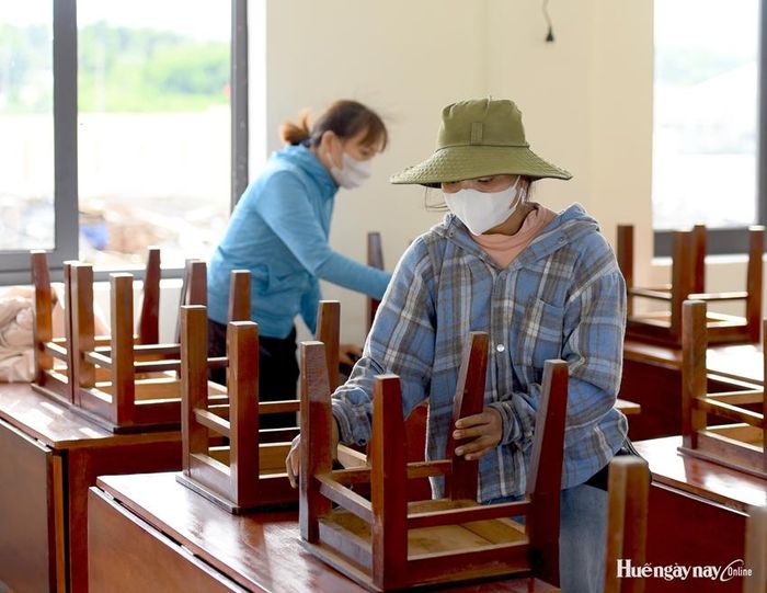 Nhiều phụ huynh học sinh cũng tham gia hỗ trợ nhà trường làm vệ sinh.