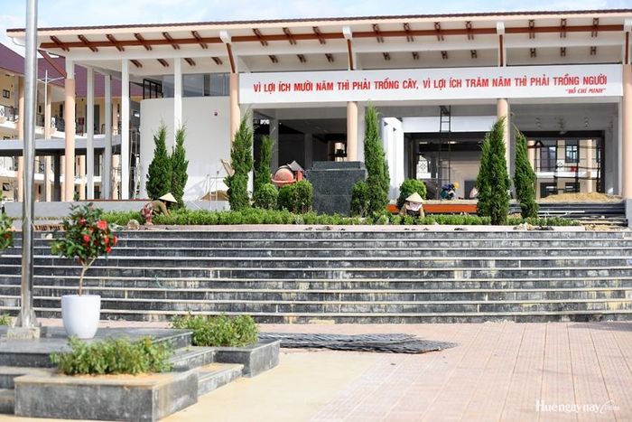 Trồng nhiều cây cảnh tạo cảnh quan xanh mát trước sân cho ngôi trường liên cấp
