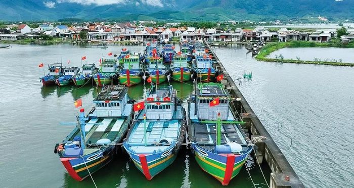  Đội tàu khai thác thủy sản xa bờ của xã Phú Lộc.
