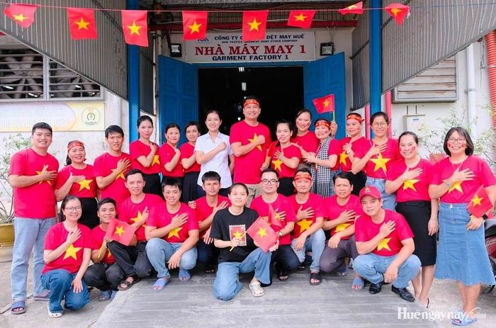 Người lao động Nhà máy May 1, Công ty CP Dệt May Huế cùng lưu lại khoảnh khắc chào mừng Quốc khánh. 
