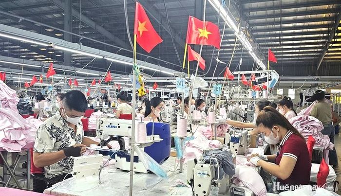Không khí sản xuất tại Công ty TNHH MTV Sơn Hà Huế ngày 29/8 