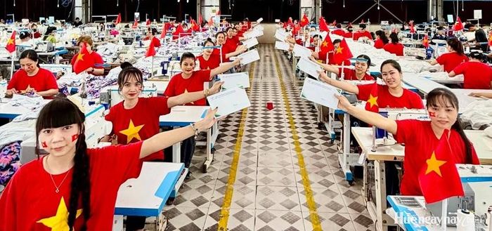 Niềm vui của NLĐ Nhà máy Phú Hòa An 2 khi nhận quà tại nhà máy ngày 29/8