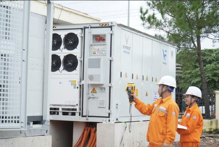 Công nhân kiểm tra lượng điện trong hệ thống pin lưu trữ năng lượng bằng pin (BESS)
