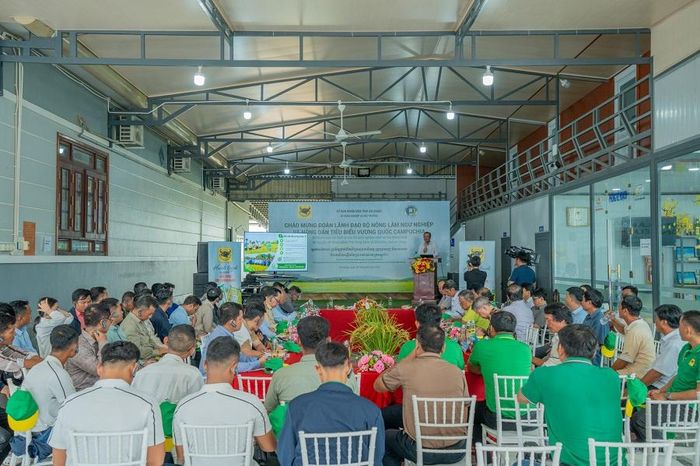  Toàn cảnh buổi trao đổi kinh nghiệm về Canh tác lúa thông minh của Đoàn Lãnh đạo Bộ Nông Lâm Ngư nghiệp Campuchia và nông dân với Lãnh đạo địa phương An Giang và Bình Điền tại HTX Nông nghiệp Phú Nông Xanh. Ảnh: BFC 