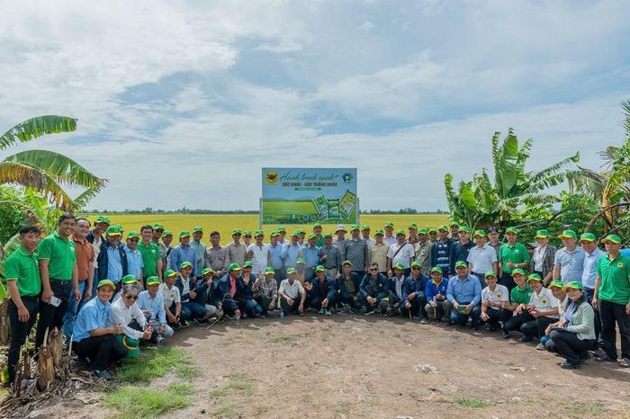  Đại biểu hai nước chụp hình lưu niệm tại ruộng mô hình “Hành trình xanh - Đất khoẻ, Cây trồng khoẻ” tại xã Vĩnh Điều, tỉnh An Giang ngày 28/8. Ảnh: BFC 
