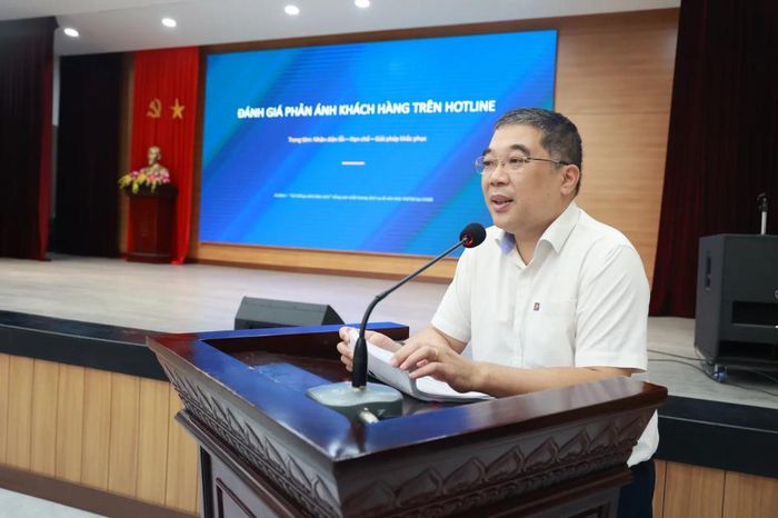Đông chí Ngô Huy Hoàng - Trưởng phòng Kinh doanh bán lẻ Công ty đánh giá thực trạng tình hình phản ánh của khách hàng trên hệ thống Hotline Tập đoàn 7 tháng đầu năm 2026 và trao đổi các giải pháp để tăng cường quản lý, hạn chế vi phạm