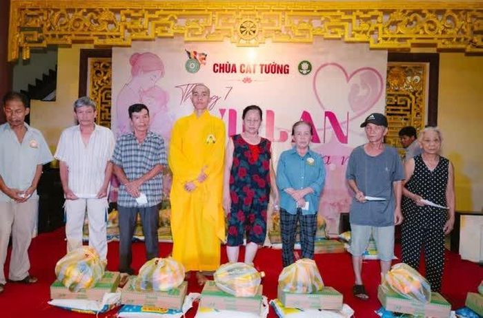 Trao tặng 70 suất quà nghĩa tình đến các hộ gia đình có hoàn cảnh khó khăn tại địa phương