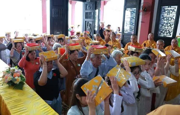 Phật tử dâng pháp y cúng dường chư tôn đức