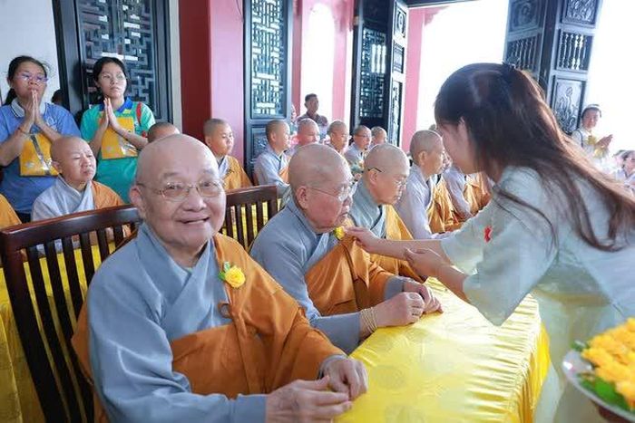 Cài hoa hiếu hạnh