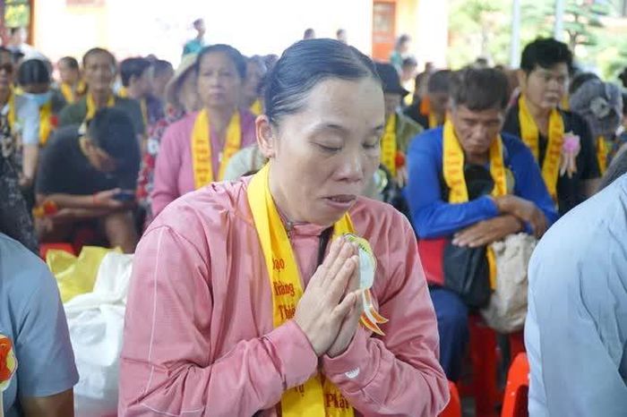 Giọt nước mắt lăn dài trên đôi má người phụ nữ 40 tuổi khi nghe lời kinh Vu lan ngân vang với nỗi nhớ về mẹ khôn nguôi