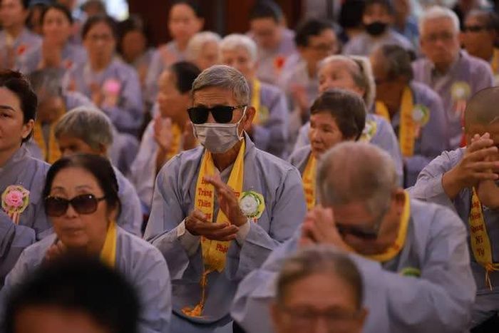 Đóa hoa hồng ngực áo có thể mang sắc đỏ hay trắng, nhưng tình mẫu tử trong tâm hồn những người con khiếm thị sẽ luôn là ngọn đèn không bao giờ tắt