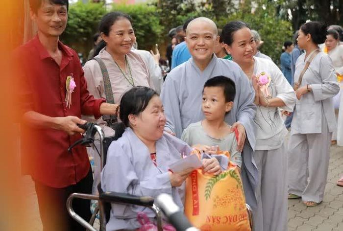 Niềm hạnh phúc của người phụ nữ trên xe lăn bên đứa con nhỏ khi nhận món quà Vu lan ý nghĩa