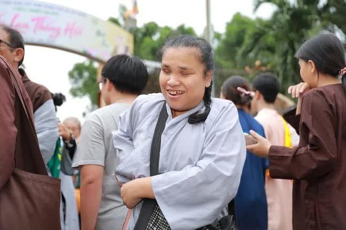 Nụ cười rạng rỡ của một Phật tử khi nhận phần quà nghĩa tình. Sự chăm lo bền bỉ từ nhà chùa và các nhà hảo tâm giúp họ vơi bớt những nhọc nhằn trong cuộc sống