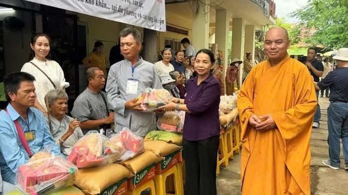 300 phần quà được trao đến người dân có hoàn cảnh khó khăn