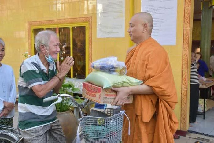 Đại đức Minh Sĩ, phó trụ trì tịnh xá Lộc Uyển trao quà từ thiện nhân mùa Vu lan hiếu hạnh