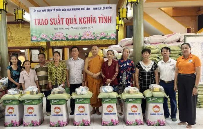 1.000 phần quà được trao đến bà con có hoàn cảnh đặc biệt trên địa bàn phường Phú Lâm