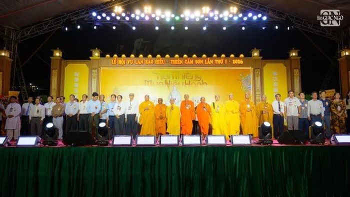 Lễ hội Vu lan - Báo hiếu lần đầu tiên được tổ chức tại Thiên Cấm sơn (Núi Cấm) với quy mô cộng đồng bởi sự phối hợp của lãnh đạo chính quyền xã Núi Cấm, Ban Giám đốc Khu du lịch và tông môn tổ đình Vạn Đức - chùa Vạn Linh thực hiện
