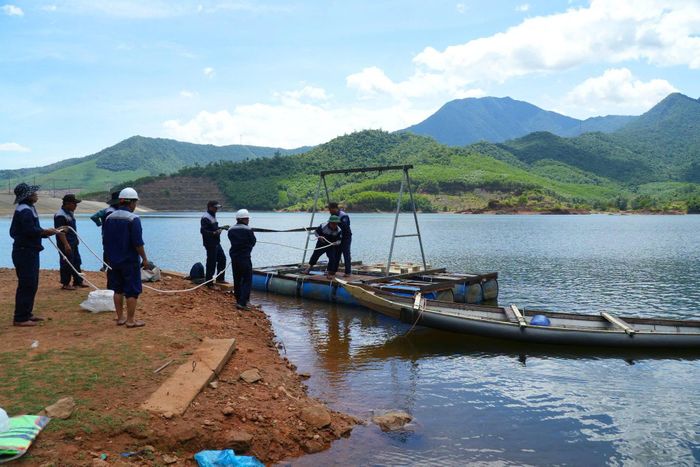 Ông Lê Quang Minh, Chủ tịch HĐQT HueWACO cùng Ban Điều hành trực tiếp kiểm tra công tác cấp nước ra mạng tại hiện trường vào lúc 18h ngày 29/8, sẵn sàng bổ sung nguồn nước cho khu vực Chân Mây - Lăng Cô.