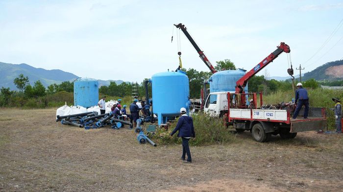 Không kể ngày đêm, HueWACO huy động nhân lực thi công liên tục "3 ca, 4 kíp", khẩn trương hoàn thành Trạm xử lý nước cơ động Thủy Yên, sớm bổ sung nguồn nước phục vụ người dân khu vực Chân Mây - Lăng Cô.