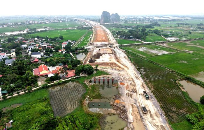 Dịp nghỉ lễ Quốc khánh 2/9, nếu thời tiết thuận lợi, đơn vị vẫn tổ chức thi công xuyên lễ, chỉ nghỉ sáng.