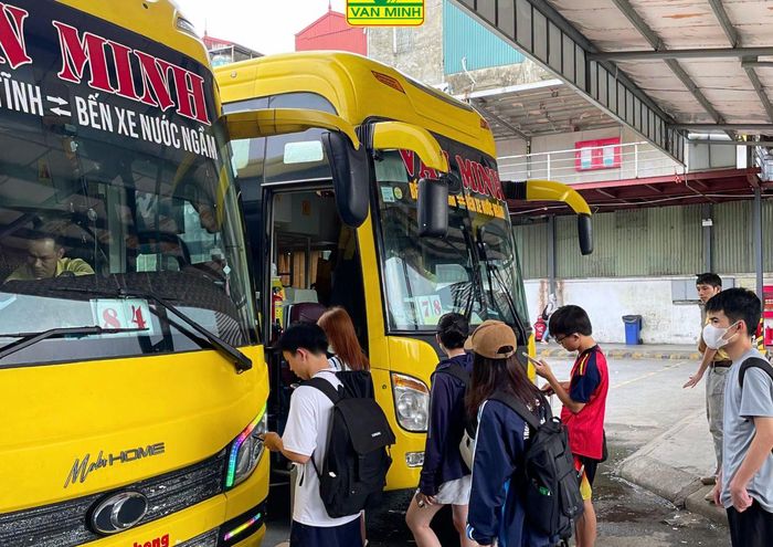 Vận chuyển hàng trăm chuyến xe mỗi ngày dịp cao điểm, hãng xe Văn Minh tin rằng mỗi nụ cười của hành khách, mỗi chuyến đi trở về an toàn là động lực để doanh nghiệp nỗ lực hơn mỗi ngày (Ảnh: DNCC).