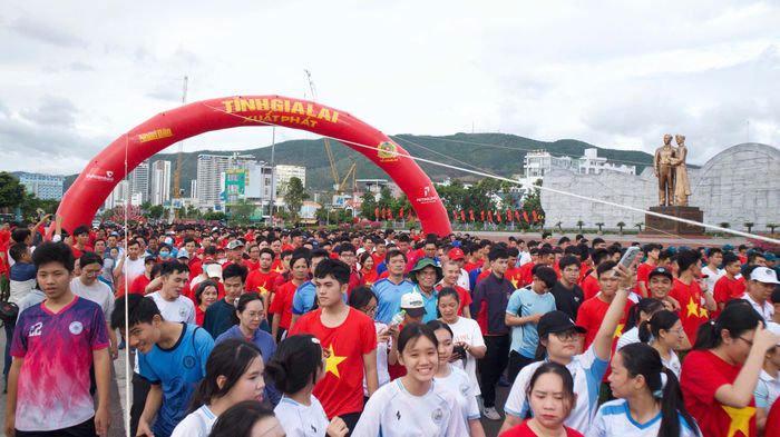 Người dân hào hứng hòa cùng sự kiện.