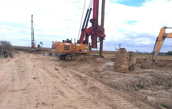 Các hạng mục cầu trên tuyến được tập trung thi công.