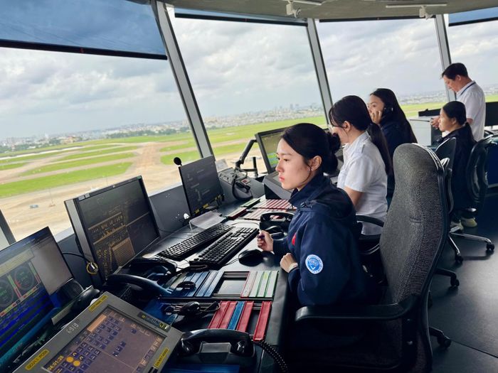 Kíp trực tại Đài Kiểm soát không lưu Tân Sơn Nhất sẵn sàng thực hiện nhiệm vụ, bảo đảm an toàn, điều hòa hoạt động bay trong dịp cao điểm (Ảnh: VATM).