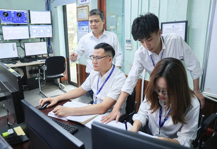 Kíp trực Trung tâm Khí tượng hàng không Nội Bài tăng cường theo dõi, quan trắc và cung cấp thông tin thời tiết phục vụ công tác điều hành bay.