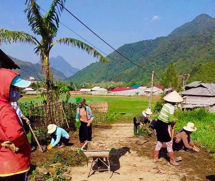 Đường giao thông tại các bản ở xã Ngọc Chiến được người dân thường xuyên dọn dẹp, giữ gìn sạch sẽ.